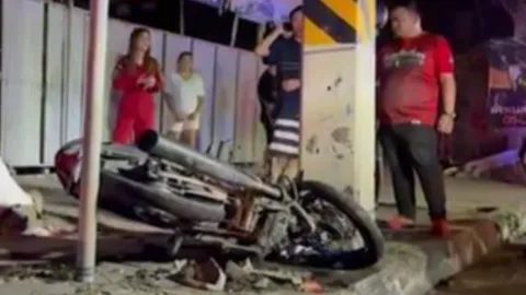 โครม หนุ่ม 18 ดวงขาด บิด จยย. ออกจากยูเทิร์น พุ่งเสยเสาไฟเป็นศพสลด