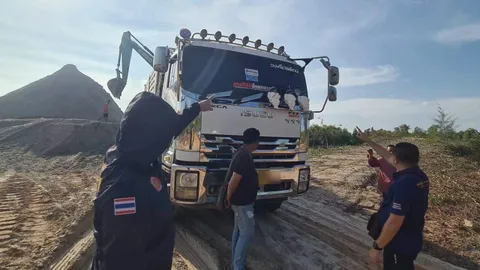 บุกจับคาบ่อทรายเถื่อน รถบรรทุกแอบอ้างติดสติกเกอร์นามสกุล ผู้ว่าฯ ระยอง