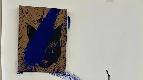 ครูสาวหมดแรง ไว้ใจเปิดห้องให้นักเรียนแก้งาน กลับโดนค้นโต๊ะ พ่นสเปรย์คำหยาบ