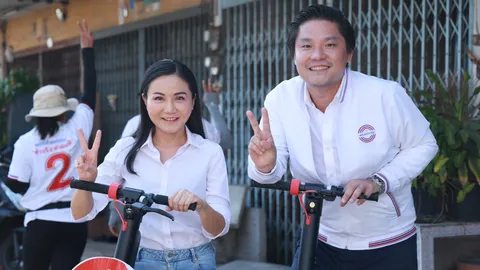 นฤมล ควง "ระพีพัฒน์" ขับสกู๊ตเตอร์ไฟฟ้า คนแห่ใช้สิทธิล่วงหน้าเรื่องดี