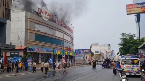 ไฟไหม้ห้างใต้ฟ้าฯ โคราช ระดมรถน้ำ 20 คันสกัดยังคุมไม่ได้ คาดวอดกว่า 50 ล้าน (คลิป)