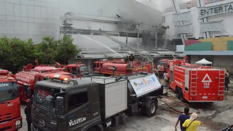 คืบหน้าคุมเพลิงห้างใต้ฟ้ายูนิเวิร์สได้แล้ว เร่งหาสาเหตุ คาดหม้อแปลงระเบิดลามมา