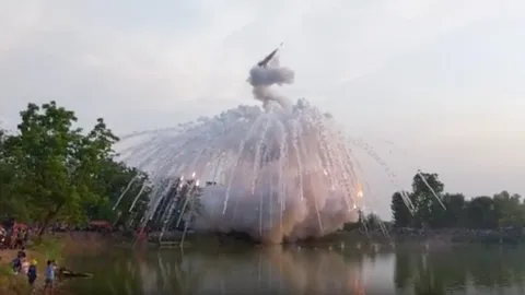 นาที บั้งไฟสิบล้าน แตกกระจายกลางอากาศ ชาวบ้านวิ่งหนี เจ็บ 8 ราย (คลิป)