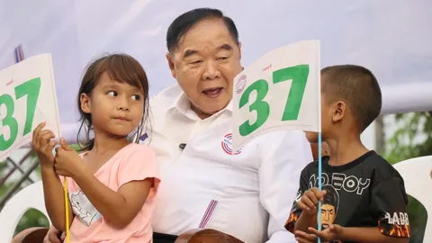 “บิ๊กป้อม” ลั่น ใครว่าเดินไม่ไหว แค่เดินช้า เมินผลโพล ดูกระแสประชาชน