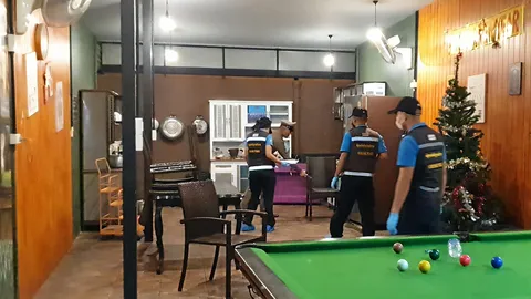 อดีตผัวหึง! บุกยิง 3 นัด ฆ่าเมียสาวคาพูลวิลล่า