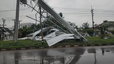 พายุฤดูร้อนถล่มนครนายก สร้างความเสียหายวงกว้าง