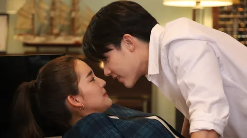 "หมาก-โบว์" หวานกุ๊กกิ๊ก จูบและหอมกอดกันจนเขิน ใน "ใต้เงาตะวัน"