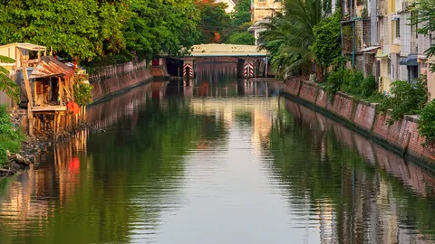 เร่งลดระดับน้ำในคลองรับพายุฝน เช็กสถานีสูบน้ำ-เก็บขยะขวางท่อ