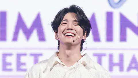 “คิม มินกยู” เจ้าชายลักยิ้มสุดละมุน เซอร์วิสแฟนไทยตกหลุมรักอีกครั้ง