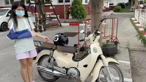 ใครจะรับผิดชอบ ป้ายหาเสียงพรรคล้มใส่สาววัย 28 แขนหัก ทำงานไม่ได้ 