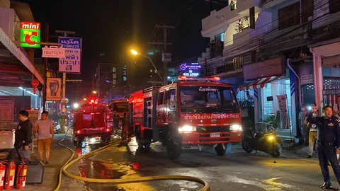 ไฟไหม้อาคารพาณิชย์ ควันท่วม-เผาวอด คนติดชั้น 2 จนท.ช่วยระทึก (คลิป)