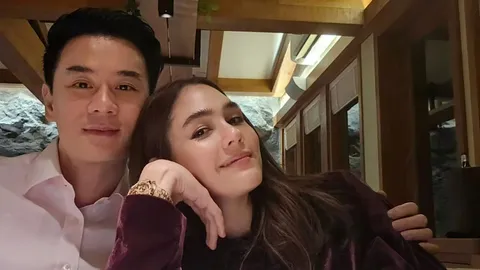 หวานมาก "น็อต-วิศรุต" ควง "ชมพู่-อารยา" ดินเนอร์ฉลองครบรอบแต่งงาน 8 ปี