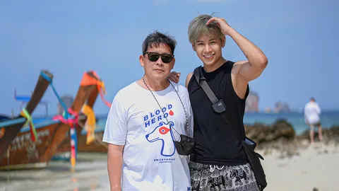 "สิงโต ปราชญา" จัด "ทริปนี้เพื่อพ่อ" ธีมกางเกงช้างคู่ แอบเซ็งอดเห็นทะเลแหวก