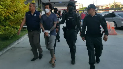 ยอมจำนนแล้วหนุ่มระยองคลั่ง ตร.บุกจู่โจม หลังปิดล้อม 33 ชั่วโมง 