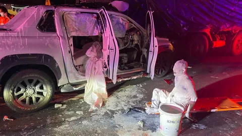 ปิกอัพชนท้ายรถบรรทุก ถังสีแตกกระจาย ดับ 2 บาดเจ็บ 3 