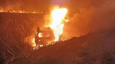 ล่ามือเผาตอซังข้าว ทำ ผจก.สาวดับ ควันโขมง-บังทาง รถตกถนนย่างสด