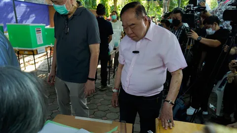 เลือกตั้ง66 : "บิ๊กป้อม" ยิ้มเข้าคูหา ไร้กังวล ฝากประชาชนออกมาเลือกตั้ง (คลิป)