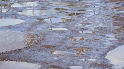 ชาวบ้าน ต.ผักปัง เดือดร้อนจากถนนที่ใช้สัญจรมีสภาพ เละเทะ มาก วอนให้ อบต.ช่วยแก้ไขที