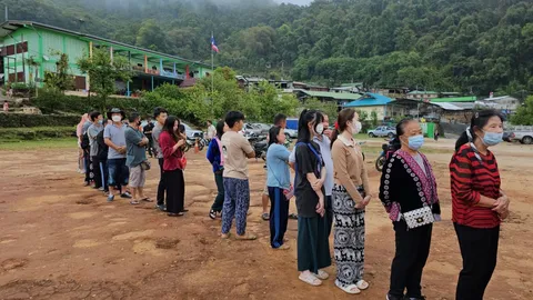 ชาวม้งบนดอยปุยตื่นตัวเลือกตั้ง ลงดอยมารอใช้สิทธิคิวยาว ขอกำหนดอนาคตประเทศไทย