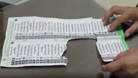 หนุ่ม 21 ตื่นเต้นเลือกตั้งครั้งแรก ฉีกบัตรหย่อนลงหีบเฉพาะส่วนที่กา 