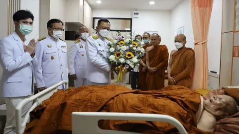 "ในหลวง" ทรงรับ "หลวงปู่แสง" เป็นคนไข้ในพระบรมราชานุเคราะห์