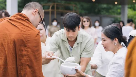 ฤกษ์ดี "ณเดชน์-แม่แก้ว" ทำบุญขึ้นบ้านใหม่ "ญาญ่า-แม่ปลา" ร่วมยินดี