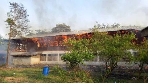 ไฟไหม้ ร.ร.ประถมที่ชัยภูมิรับเปิดเทอมวันแรก เด็กน้ำตาไหล พรุ่งนี้จะเรียนที่ไหน