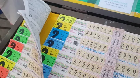 คึกคัก โค้งสุดท้ายก่อนหวยออก คนแห่ล่า "เลขเด็ด-เลขดัง" งวด 16 พ.ค.66 