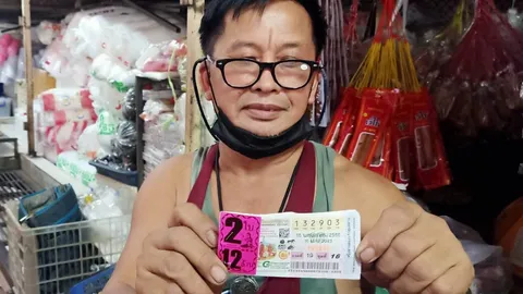 สุดปัง พ่อค้าหวยดวงเฮง ลอตเตอรี่เหลือพาถูกรางวัลที่ 1 รับเงิน 12 ล้านบาท