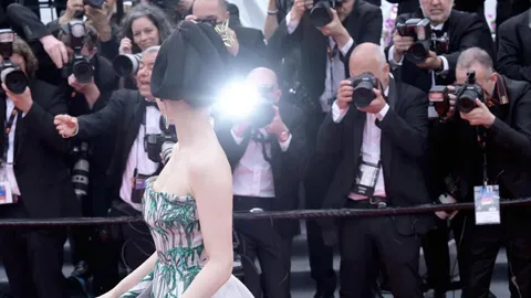 สะกดทุกสายตา ดาราสาวผู้ทรงอิทธิพล คัมเเบ็กเมืองคานส์ ช่างภาพรุมถ่ายรูปรัวๆ