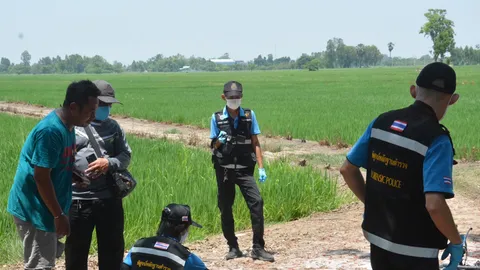 พบหญิงวัย 31 ถูกเผาพร้อม จยย.ตายสยองกลางทุ่งนา สามี-ญาติเชื่อถูกฆาตกรรม