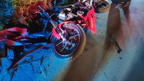 หนุ่มปทุมฯ ควบ จยย.กลับบ้านหลังเลิกงาน พุ่งเสยเสาไฟข้างทางเป็นศพสลด