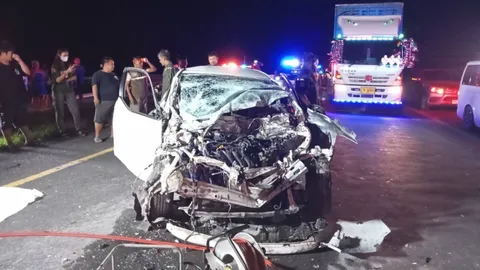 ไร้รอยเบรก เก๋งซิ่งฝ่าความมืด เสยท้ายกระบะ ผัวดับ เมียสาหัส คาดหลับใน