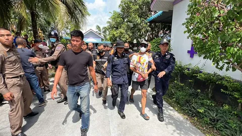 คุม 2 โจ๋ ฆ่าชิงทรัพย์เสี่ยโรงไม้ชาวจีน ทำแผน หวิดถูกฮือรุมประชาทัณฑ์ (คลิป)