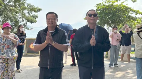“อนุทิน” ไหว้พระฮ่องกง โพสต์ภาพคู่ “ศักดิ์สยาม” ขอพรคุ้มครองเมืองไทยให้ร่มเย็น