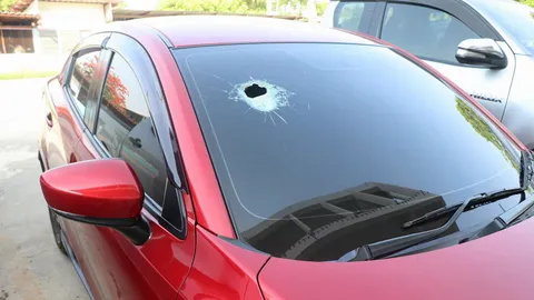 วัยรุ่นปาหิน ทะลุกระจกสาวเจ็บ โดนหน้าแตก โชคดียังมีสติ ประคองรถได้ ตร.ระดมหาตัว