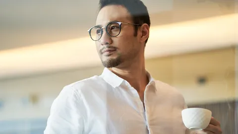 9 ลักษณะ “ผู้ชายสุขุม” เสน่ห์ที่สาวหลงใหล