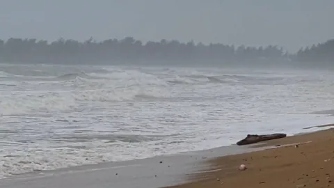 พังงาฟ้ามืดครึ้มฝนตกหนักทั้งวัน หลัง อุตุฯ เตือนใต้ฝนตกหนัก คลื่นสูง 2 เมตร