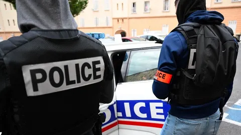 มือปืนรัวไรเฟิลถล่มรถยนต์กลางเมืองมาร์กเซย ดับ 3 ศพ คาดขัดแย้งค้ายา