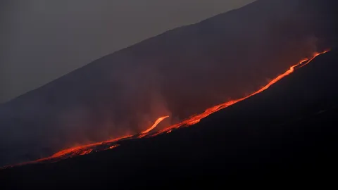 ภูเขาไฟเอตนา ในอิตาลีปะทุ เมืองคาตาเนียต้องยกเลิกเที่ยวบิน