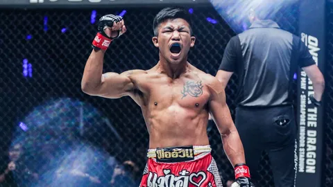 งานเข้าแล้วสิ "รถถัง" แชมป์โลกมวยไทย คอมเมนต์ขอท้าชก "ยูทูบเบอร์ดัง" ทำเอาผวากันทั้งบาง