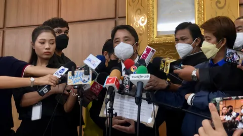 "อดีตทนายพุทธะอิสระ" บุกร้อง กกต.สอบ ก้าวไกล แก้ ม.112 ขัด รธน.หรือไม่ 