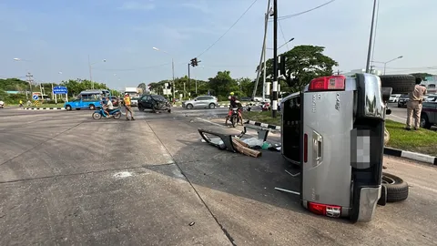 ไฟแดงแยกบายพาสจตุรพักตรพิมานขัดข้อง ทำรถเอสยูวีชนกระบะไถลกวาดจยย. 2 คัน เจ็บ 3