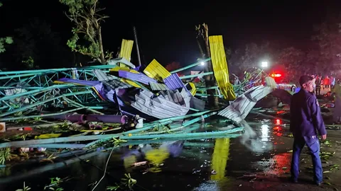 พายุถล่มโรงเรียนที่พิจิตร โดมพังทับเด็ก ภารโรง ดับ 5 บาดเจ็บกว่า 10