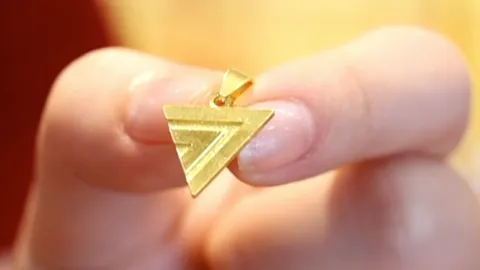 ด้อมส้ม แห่สั่งจี้ทองโลโก้พรรค ก้าวไกล จนร้านทองผลิตไม่ทัน (คลิป)