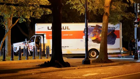 ระทึก รถบรรทุกพุ่งชนรั้วกั้นทำเนียบขาว ตร.พบธงนาซีในรถ (คลิป)