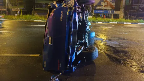 สลด กระบะแหกโค้ง พุ่งชนโชว์รูม พลิกคว่ำหลายตลบ คนขับกระเด็นนอกรถดับ