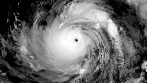 เกาะกวม เตรียมรับมือซุปเปอร์ไต้ฝุ่น "มาวาร์" พัดเข้าตรงๆ ครั้งแรกในรอบ 21 ปี   