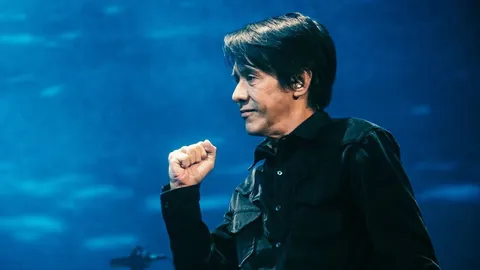 “ไมโคร” ระเบิดความมันส์สมศักดิ์ศรีวงร็อกในตำนาน สาวกมือขวานับหมื่นตบเท้าชม