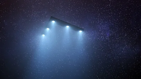 ขนลุก UFO ปริศนา สีดำ รูปสามเหลี่ยม มีแสงไฟ บินเหนือฐานทัพในสหรัฐฯ (คลิป)